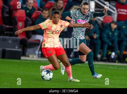 Washington, États-Unis. 13 mars 2026. WASHINGTON, DC - 13 MARS : Reyna Reyes (2), défenseur du Portland Thorns FC, combat pour le ballon avec Gabrielle Carle (14), défenseur du Washington Spirit, lors d'un match NWSL entre les Washington Spirit et les Portland Thorns, le 13 mars 2026, à Audi Field à Washington DC. (Photo de Tony Quinn/SipaUSA) crédit : Sipa USA/Alamy Live News Banque D'Images