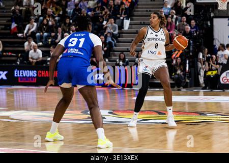 LYON-VILLEURBANNE, FRANCE - 14 MARS : Nyara Sabally (Allemagne, 8) contrôle le ballon lors du match de qualification pour la Coupe du monde féminine FIBA opposant l’Allemagne (GER) vs France (FRA) à Astroballe le le 3e jour du tournoi de qualification pour la Coupe du monde féminine FIBA le 14 mars 2026 à Lyon-Villeurbanne, France. Banque D'Images