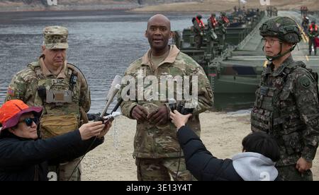 14 mars 2026 - Yeoncheon, Corée du Sud : le général Xavier T. Brunson, (au centre), commandant du Commandement des Nations Unies, du Commandement des forces combinées ROK/US et des forces américaines, avec Kim Sung-min, (à droite), commandant adjoint du Commandement des forces combinées ROK/US et le lieutenant-général Joseph « Joe » E. Hilbert a pris le commandement de la huitième armée en Corée, les bataillons du génie de la Corée du Sud et de l'armée américaine participent à un exercice de traversée de rivière traversant un pont flottant installé sur la rivière Imjin lors d'un exercice de traversée de rivière près de la zone démilitarisée à Yeoncheon, au nord de Séoul, en Corée du Sud, le 1er mars Banque D'Images