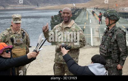 14 mars 2026 - Yeoncheon, Corée du Sud : le général Xavier T. Brunson, (au centre), commandant du Commandement des Nations Unies, du Commandement des forces combinées ROK/US et des forces américaines, avec Kim Sung-min, (à droite), commandant adjoint du Commandement des forces combinées ROK/US et le lieutenant-général Joseph « Joe » E. Hilbert a pris le commandement de la huitième armée en Corée, les bataillons du génie de la Corée du Sud et de l'armée américaine participent à un exercice de traversée de rivière traversant un pont flottant installé sur la rivière Imjin lors d'un exercice de traversée de rivière près de la zone démilitarisée à Yeoncheon, au nord de Séoul, en Corée du Sud, le 1er mars Banque D'Images