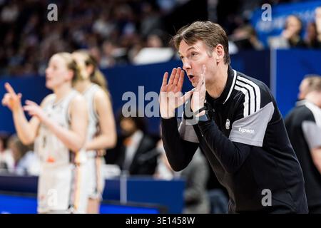 LYON-VILLEURBANNE, FRANCE - 14 MARS : OLAF Lange (entraîneur-chef Allemagne) crie lors du match de qualification pour la Coupe du monde féminine FIBA opposant l’Allemagne (GER) vs France (FRA) à Astroballe le le jour 3 du tournoi de qualification pour la Coupe du monde féminine FIBA le 14 mars 2026 à Lyon-Villeurbanne, France. Banque D'Images
