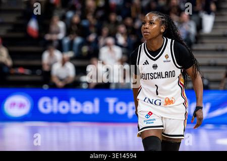 LYON-VILLEURBANNE, FRANCE - 14 MARS : Alexis Peterson (Allemagne, 1) lors du match de qualification pour la Coupe du monde féminine FIBA entre Allemagne (GER) vs France (FRA) à Astroballe le le 3e jour du tournoi de qualification pour la Coupe du monde féminine FIBA le 14 mars 2026 à Lyon-Villeurbanne, France. Banque D'Images