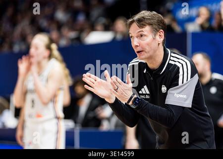 LYON-VILLEURBANNE, FRANCE - 14 MARS : OLAF Lange (entraîneur-chef Allemagne) applaudit lors du match de qualification pour la Coupe du monde féminine FIBA opposant l’Allemagne (GER) vs France (FRA) à Astroballe le le jour 3 du tournoi de qualification pour la Coupe du monde féminine FIBA le 14 mars 2026 à Lyon-Villeurbanne, France. Banque D'Images