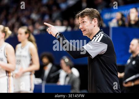 LYON-VILLEURBANNE, FRANCE - 14 MARS : OLAF Lange (entraîneur-chef Allemagne) fait des gestes lors du match de qualification pour la Coupe du monde féminine FIBA opposant l’Allemagne (GER) vs France (FRA) à Astroballe le le jour 3 du tournoi de qualification pour la Coupe du monde féminine FIBA le 14 mars 2026 à Lyon-Villeurbanne, France. Banque D'Images