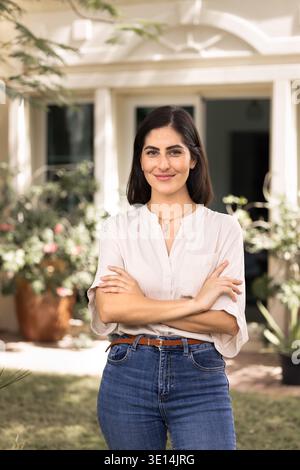 Positive jeune femme hispanique propriétaire posant dehors Banque D'Images