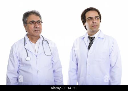 Young et senior homme médecin perse à la recherche à distance Banque D'Images