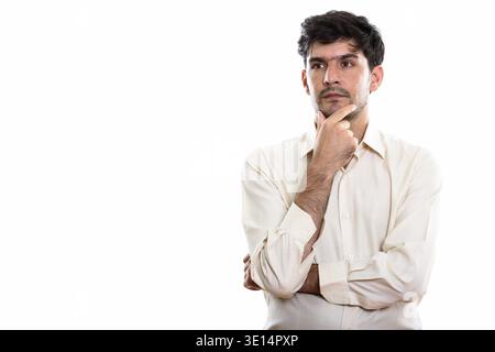 Studio shot of young businessman thinking Persan tout en regardant à distance Banque D'Images