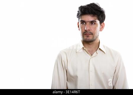 Studio shot of young businessman thinking Persan tout en regardant à distance Banque D'Images