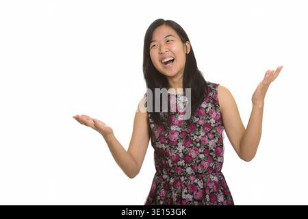 Young happy Asian woman looking confus contre isolé sur fond blanc Banque D'Images