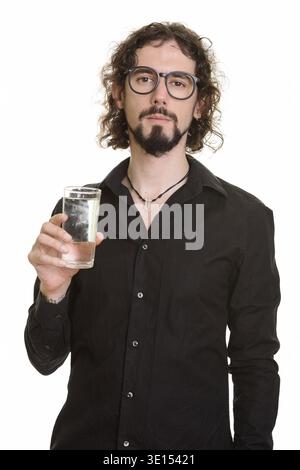 Handsome Young man holding glass of water isolés contre fond blanc Banque D'Images