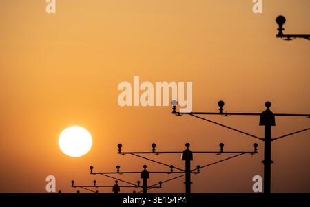 système d'éclairage d'approche d'aéroport éclairant la piste pendant le coucher du soleil, bucarest, aéroport d'otp Banque D'Images
