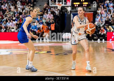 LYON-VILLEURBANNE, FRANCE - 14 MARS : Britta Daub (Allemagne, 19) contrôle le ballon contre Romane Bernies (France, 47) lors du match de qualification pour la Coupe du monde féminine FIBA opposant l’Allemagne (GER) vs France (FRA) à Astroballe le le jour 3 du tournoi de qualification pour la Coupe du monde féminine FIBA le 14 mars 2026 à Lyon-Villeurbanne, France. Banque D'Images