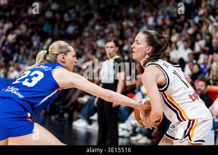 LYON-VILLEURBANNE, FRANCE - 14 MARS : Britta Daub (Allemagne, 19) contrôle le ballon contre Marine Johannes (France, 23) lors du match de qualification pour la Coupe du monde féminine FIBA opposant Allemagne (GER) vs France (FRA) à Astroballe le le 3e jour du tournoi de qualification pour la Coupe du monde féminine FIBA le 14 mars 2026 à Lyon-Villene, France. Banque D'Images