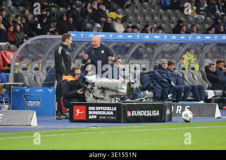 BERLIN, DEUTSCHLAND - 14 MARS : entraîneur / entraîneur Uwe Roesler en colère, fou, discute avec le 4ème officiel Jan Seidel, pendant le match dans le 2. Bundesliga allemande : Hertha BSC - VfL Bochum à l'Olympiastadion le 26 14 mars 2026 à Berlin, Deutschland. La réglementation #DFB interdit toute utilisation de photographies comme séquences d’images et/ou quasi vidéo. Banque D'Images