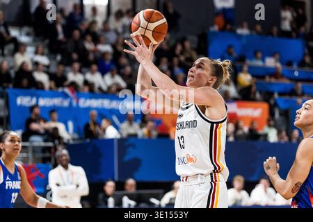 LYON-VILLEURBANNE, FRANCE - 14 MARS : Léonie Fiebich (Allemagne, 13) tire le ballon lors du match de qualification pour la Coupe du monde féminine FIBA opposant l’Allemagne (GER) vs France (FRA) à Astroballe le le jour 3 du tournoi de qualification pour la Coupe du monde féminine FIBA le 14 mars 2026 à Lyon-Villeurbanne, France. Banque D'Images