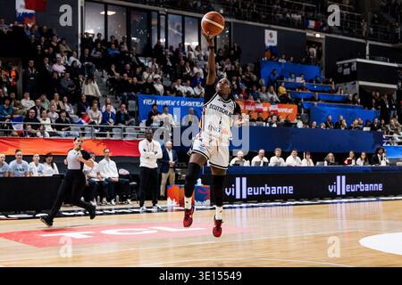 LYON-VILLEURBANNE, FRANCE - 14 MARS : Alexis Peterson (Allemagne, 1) tire le ballon lors du match de qualification pour la Coupe du monde féminine FIBA opposant l’Allemagne (GER) vs France (FRA) à Astroballe le le 3e jour du tournoi de qualification pour la Coupe du monde féminine FIBA le 14 mars 2026 à Lyon-Villeurbanne, France. Banque D'Images