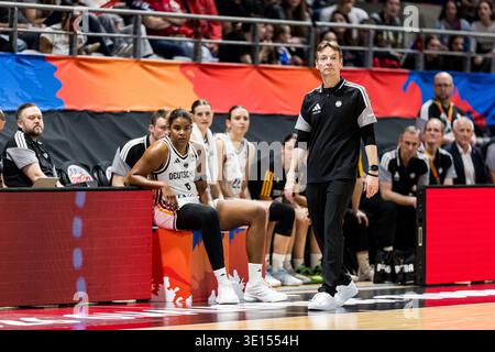 LYON-VILLEURBANNE, FRANCE - 14 MARS : OLAF Lange (entraîneur-chef Allemagne) lors du match de qualification pour la Coupe du monde féminine FIBA opposant l’Allemagne (GER) vs France (FRA) à Astroballe le le 3e jour du tournoi de qualification pour la Coupe du monde féminine FIBA le 14 mars 2026 à Lyon-Villeurbanne, France. Banque D'Images