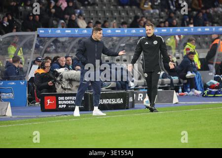 BERLIN, DEUTSCHLAND - 14 MARS : entraîneur / entraîneur Stefan Leitl en colère, fou, discute avec les 4. Arbitre Jan Seidel, pendant le match dans le 2. Bundesliga allemande : Hertha BSC - VfL Bochum à l'Olympiastadion le 26 14 mars 2026 à Berlin, Deutschland. La réglementation #DFB interdit toute utilisation de photographies comme séquences d’images et/ou quasi vidéo. Banque D'Images