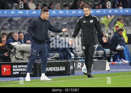 BERLIN, DEUTSCHLAND - 14 MARS : entraîneur / entraîneur Stefan Leitl en colère, fou, discute avec les 4. Arbitre Jan Seidel, pendant le match dans le 2. Bundesliga allemande : Hertha BSC - VfL Bochum à l'Olympiastadion le 26 14 mars 2026 à Berlin, Deutschland. La réglementation #DFB interdit toute utilisation de photographies comme séquences d’images et/ou quasi vidéo. Banque D'Images
