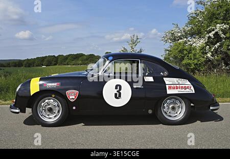 Voiture de sport classique Porsche 356 noire garée sur une route rurale pittoresque Banque D'Images