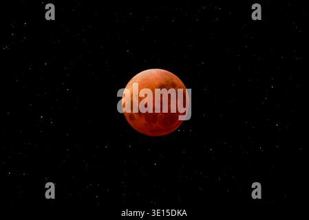 Éclipse lunaire totale du 3-4 mars 2026 vue de l'hémisphère nord. Composite de deux expositions, une pour le disque lunaire éclipsé, et une autre Banque D'Images