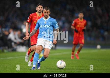 14 mars 2026, Diego Armando Maradona Stadium, Naples, Italie ; Serie A Enilive Football match ; Napoli versus Lecce ; Leonardo Spinazzola de SSC Napoli court avec le ballon crédit : Roberto Ramaccia/Alamy Live News Banque D'Images