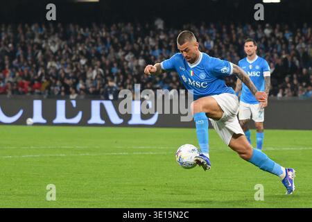 14 mars 2026, Diego Armando Maradona Stadium, Naples, Italie ; Serie A Enilive Football match ; Napoli versus Lecce ; Leonardo Spinazzola de SSC Napoli court avec le ballon crédit : Roberto Ramaccia/Alamy Live News Banque D'Images