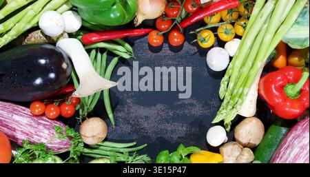 Collecte de légumes frais disposés sur une table dans un cadre de cuisine prêt pour la cuisson ou la préparation d'un repas Banque D'Images