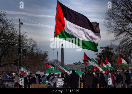 Les manifestants se rassemblent devant la Maison Blanche pour réagir à la guerre américano-israélienne contre l'Iran le 14 mars 2026, à Washington, DC. Le conflit a commencé le 28 février 2026, lorsque les États-Unis et Israël ont lancé d'importantes frappes aériennes sur l'Iran ciblant des sites militaires, nucléaires et de direction. L'Iran a répondu par des attaques de missiles et de drones à travers le moyen-Orient, y compris les bases américaines et les pays alliés. Crédit : Aashish Kiphayet/Alamy Live News Banque D'Images
