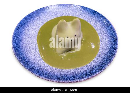 Découpé de thé vert pudding délicieux dessert Neko Puddingon blanc isolé. Banque D'Images