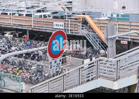 Parking à vélos emballé vu d'en haut à côté d'un pont urbain. Banque D'Images