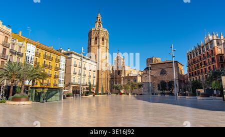 Superbe vue panoramique sur la Plaza de la Reina avec la cathédrale en arrière-plan entourée de bâtiments historiques, Valence, Espagne Banque D'Images