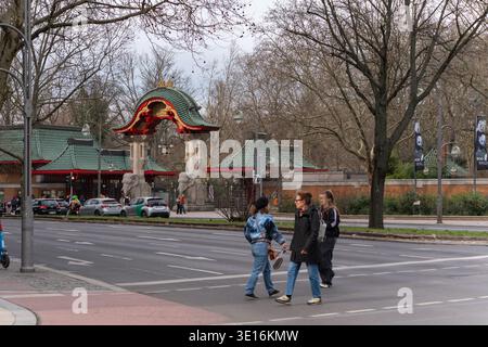 Allemagne Berlin 14 mars 2026. Les visiteurs marchent près de la porte d'entrée historique du zoo de Berlin avec des statues d'éléphants distinctives. Le rouge et vert orné Banque D'Images