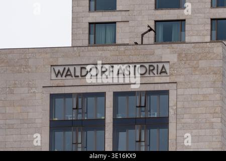 Allemagne Berlin 14 mars 2026. La façade de l'hôtel Waldorf Astoria s'élève au-dessus de la rue dans le centre de Berlin. Fenêtres modernes et architecture en pierre Banque D'Images