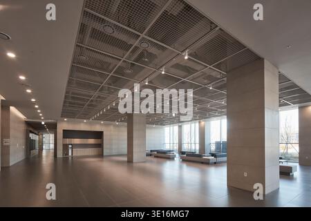 Grand hall vide avec colonnes et lumière du jour chaude. Banque D'Images