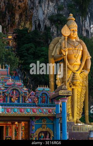 Grottes de Batu, Malaisie – 3 février 2020 : la statue du Seigneur Murugan se dresse à côté de l'entrée du complexe du temple hindou des grottes de Batu. Banque D'Images