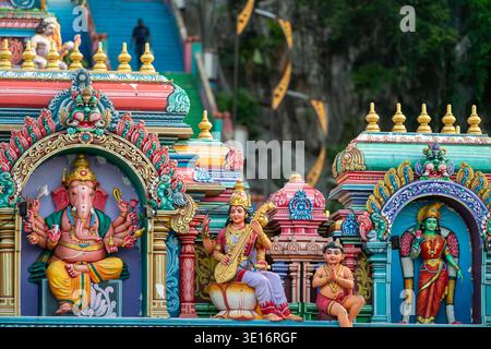 Grottes de Batu, Malaisie – 3 février 2020 : des statues colorées de divinité hindoue et des sculptures ornées décorent le toit d'un temple au complexe des grottes de Batu. Banque D'Images