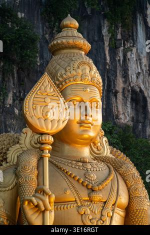 Grottes de Batu, Malaisie – 3 février 2020 : une vue rapprochée montre les détails de la statue du Seigneur Murugan devant les falaises de calcaire des grottes de Batu. Banque D'Images