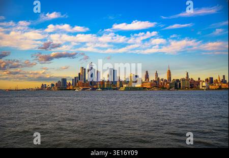 Horizon de New York avec Hudson Yards District au coucher du soleil Banque D'Images