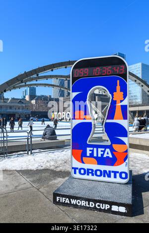 Panneau de compte à rebours de la Coupe du monde de la FIFA près de la patinoire du Nathan Phillips Square à Toronto. Banque D'Images