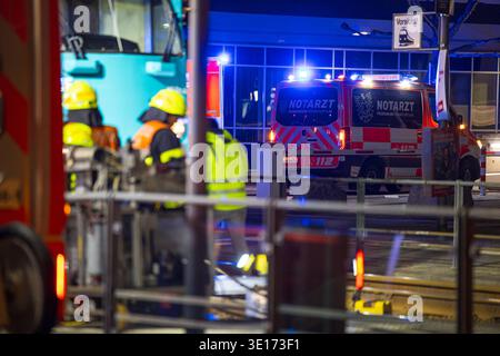 18-Jähriger E-Scooter-Fahrer von Straßenbahn erfasst und getötet Leiche unter Bahn eingeklemmt ein Schwerverletzter am 14.03.2026 wurde gegen 23 :00 Uhr in Frankfurt am main, Stadtteil Sachsenhausen, unmittelbar vor dem Universitätsklinikum Frankfurt ein 18-jähriger E-Scooter-Fahrer von einer Straßenbahn erfasst und getötet. Nach ersten Polizeiangaben wollte der Junge Mann die Gleise noch vor der herannahenden Bahn überqueren stürzte jedoch und geriet unter das Fahrzeug. Ein gleichaltriger Mitfahrer, der offenbar ebenfalls auf dem E-Scooter gestanden hatte, wurde schwer verletzt und direkt i Banque D'Images