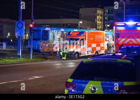 18-Jähriger E-Scooter-Fahrer von Straßenbahn erfasst und getötet Leiche unter Bahn eingeklemmt ein Schwerverletzter am 14.03.2026 wurde gegen 23 :00 Uhr in Frankfurt am main, Stadtteil Sachsenhausen, unmittelbar vor dem Universitätsklinikum Frankfurt ein 18-jähriger E-Scooter-Fahrer von einer Straßenbahn erfasst und getötet. Nach ersten Polizeiangaben wollte der Junge Mann die Gleise noch vor der herannahenden Bahn überqueren stürzte jedoch und geriet unter das Fahrzeug. Ein gleichaltriger Mitfahrer, der offenbar ebenfalls auf dem E-Scooter gestanden hatte, wurde schwer verletzt und direkt i Banque D'Images