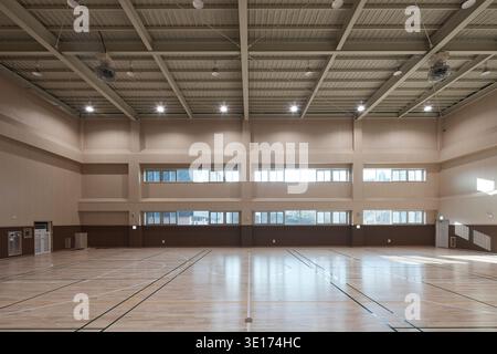 Gymnase intérieur avec plancher de bois poli et scène. Banque D'Images