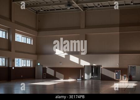 Gymnase intérieur avec plancher de bois poli et scène. Banque D'Images
