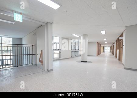Large couloir dans un intérieur institutionnel lumineux. Banque D'Images
