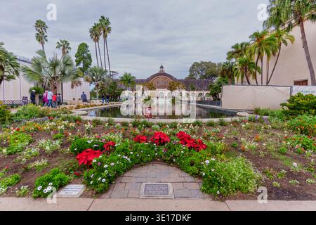 San Diego, Californie - 31 décembre 2025 : vue panoramique sur le Botanical Building et l'étang de nénuphars à San Diego, Californie, avec une garde luxuriante Banque D'Images