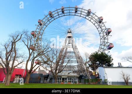 Vienne, Autriche - 24 février 2026 : Grande roue Wiener Riesenrad Giant Tour au-dessus du parc du Prater contre un ciel bleu, capturant l'essence historique de Banque D'Images