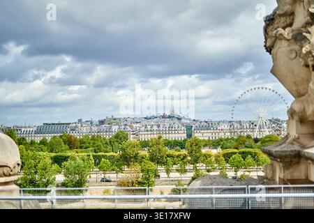 Une vue panoramique panoramique de Paris, en France, capturée depuis un point de vue élevé mettant en valeur l'architecture et les monuments emblématiques de la ville. Dans... Banque D'Images