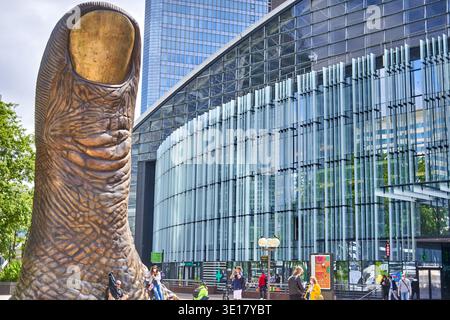 Sculpture en bronze "Le Pouce" de César Baldaccini dans le quartier des affaires de La Défense à Paris, France, avec des gratte-ciel modernes en verre Banque D'Images