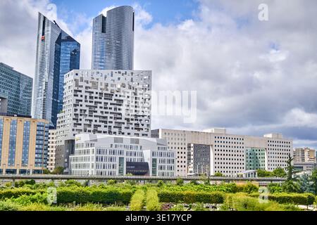 Gratte-ciel modernes et bâtiments de bureaux contemporains dans le quartier des affaires de La Défense à Paris, France Banque D'Images